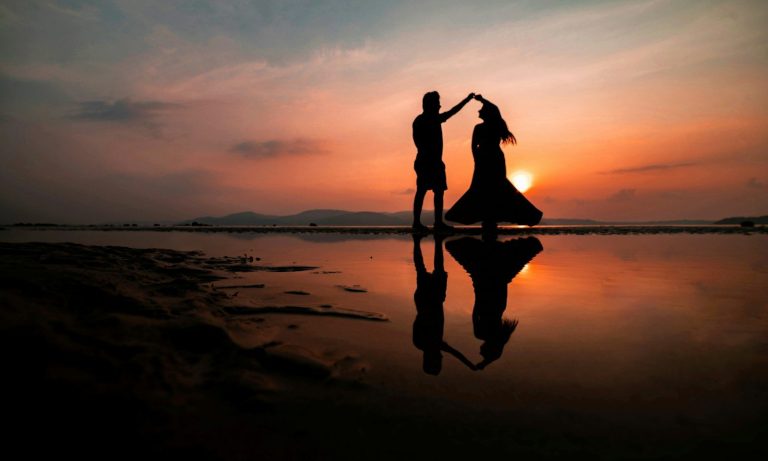 couple mixte et preparation mariage romantique
